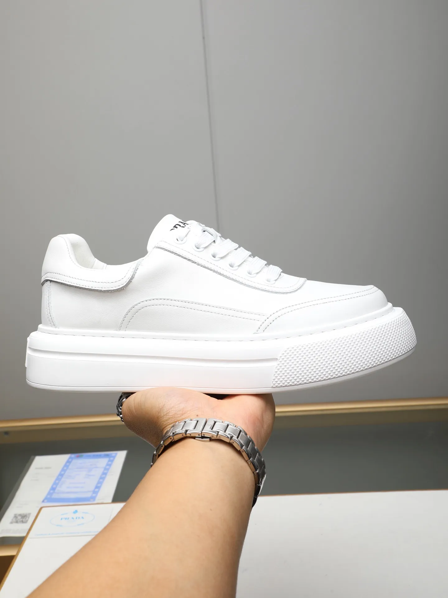 Men's shoes 💰500 Prada/Prada Men's new casual shoes, this upper is made of imported calfskin. The outside is decorated with the P family's classic metal triangle enamel logo, with cowhide lining and cowhide for the foot pads. The outsole is made of non-slip sports exclusive rubber outsole with logo, which feels good on the feet. It is a fashionable and fashionable item!  Size: 38-44 (45 customized)